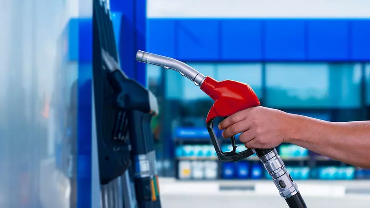 Akaryakıtta çifte zam: Benzin ve motorin fiyatları gece yarısı arttı